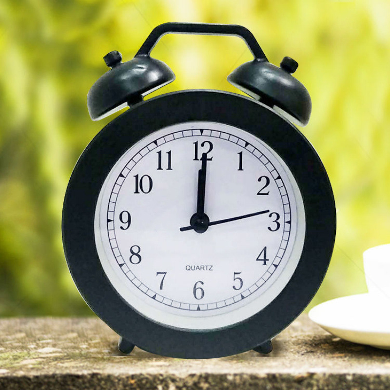 Laste vastupidav äratuskell, nordilise stiiliga, plastikust korpus ja näidik, töötab kuiva patareiga, ühepoolne ekraan, lauakaunistus dormitoa motiiviga korvpall ja jalgpall