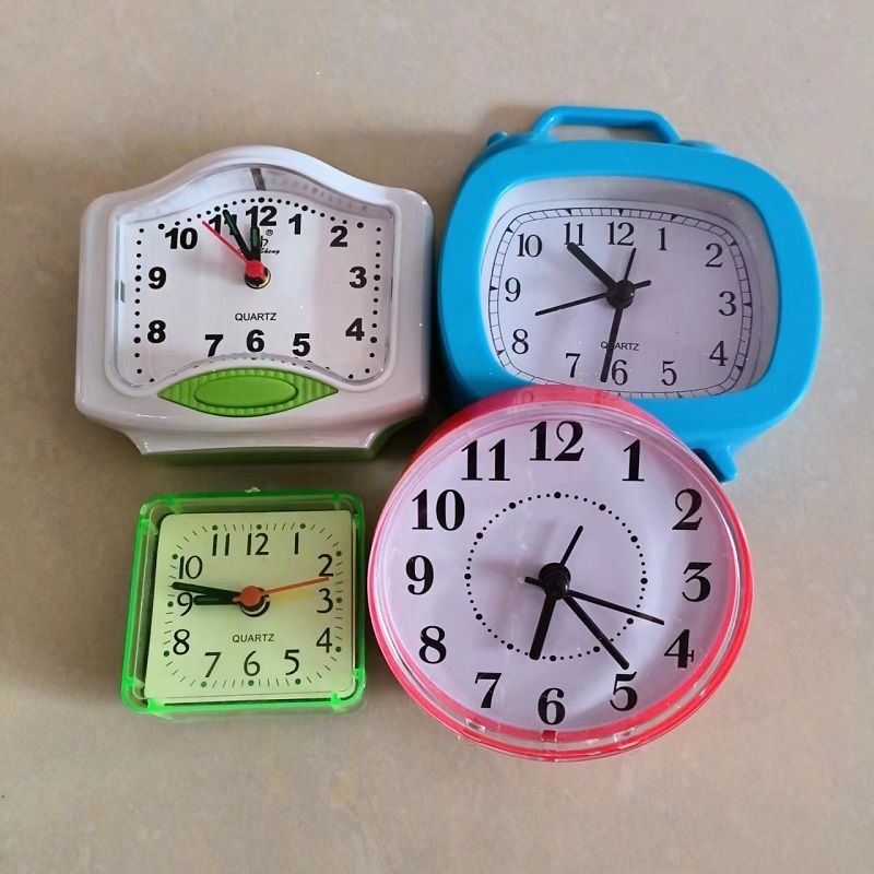 Laste vastupidav äratuskell, nordilise stiiliga, plastikust korpus ja näidik, töötab kuiva patareiga, ühepoolne ekraan, lauakaunistus dormitoa motiiviga korvpall ja jalgpall