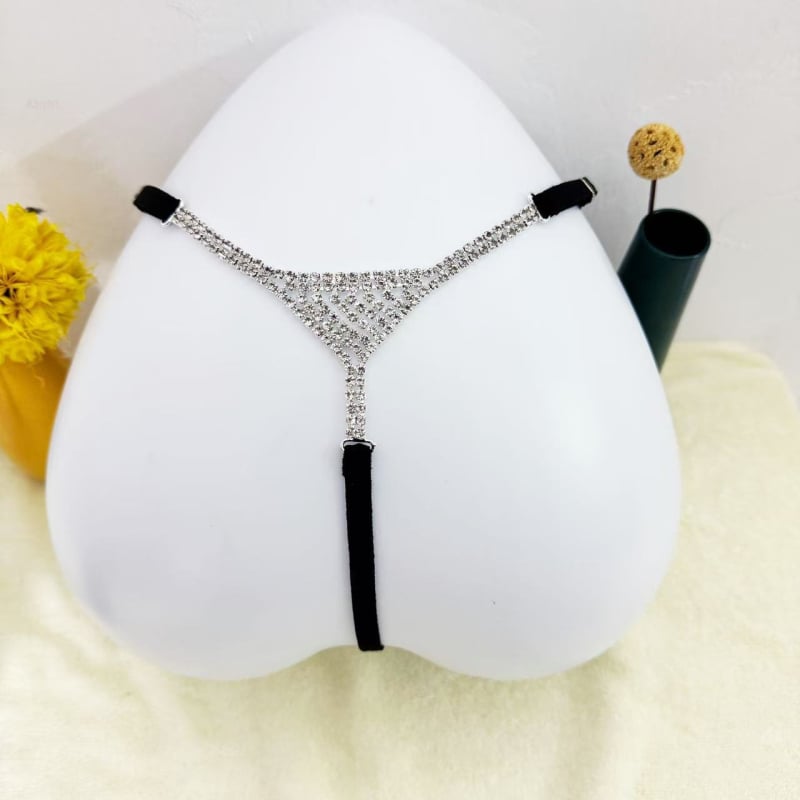 Tanga bikini s kapkovitim oblikom, zelenim kristalima i lančanim dijelom za tijelo — proljeće 2025