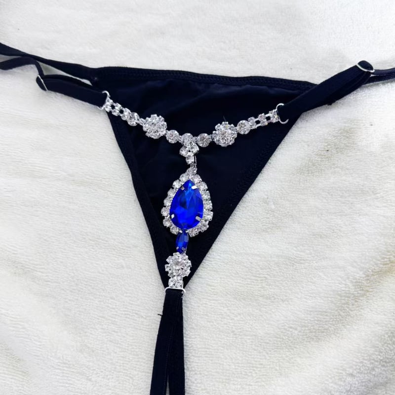 Tanga bikini s kapkovitim oblikom, zelenim kristalima i lančanim dijelom za tijelo — proljeće 2025