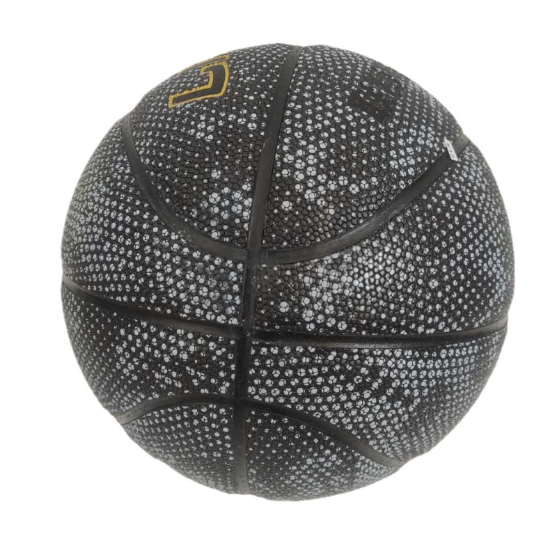 Košarkaška lopta od PU, apsorpcija vlage, noćno svjetlo, ojačani kožni balon, mogućnost prilagodbe obrade.