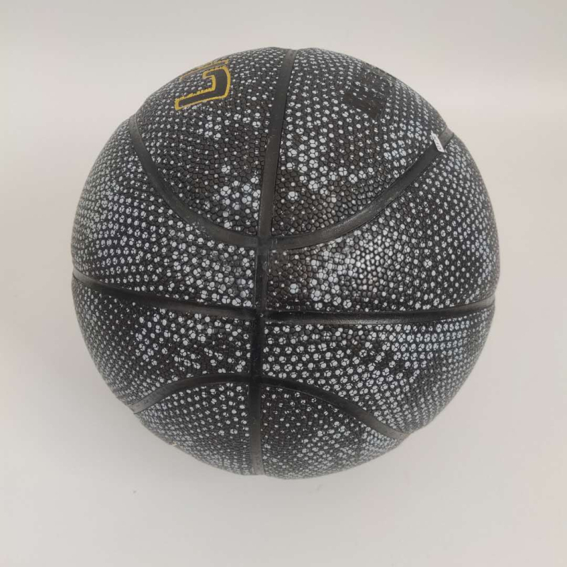 Košarkaška lopta od PU, apsorpcija vlage, noćno svjetlo, ojačani kožni balon, mogućnost prilagodbe obrade.