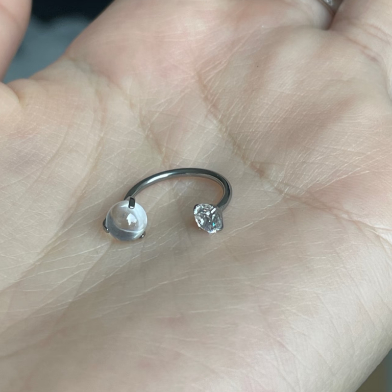Piercing nakit od titanijskog legura F136 – U-oblik, s tri kandže okruglih cirkon kristala za piercing na usnama, nosu ili uhu