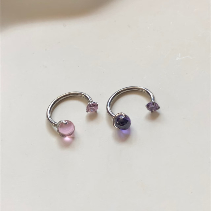 Piercing nakit od titanijskog legura F136 – U-oblik, s tri kandže okruglih cirkon kristala za piercing na usnama, nosu ili uhu