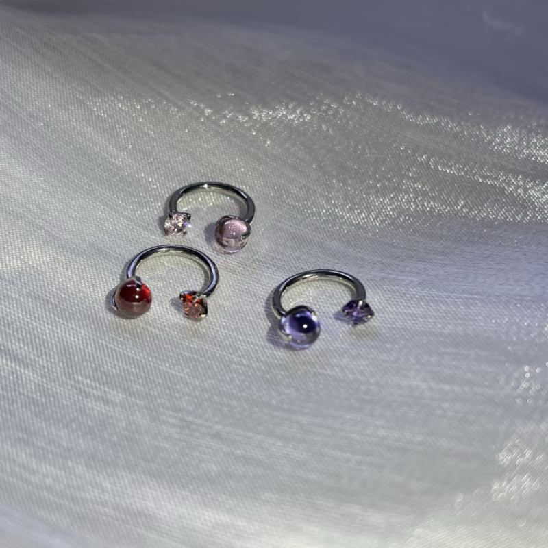 Piercing nakit od titanijskog legura F136 – U-oblik, s tri kandže okruglih cirkon kristala za piercing na usnama, nosu ili uhu