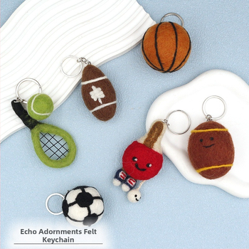 Atslēgu piekariņš no Nepāles vilnas filca – 3D futbols, basketbols un regbi, somas piekariņš no filca (Izcelsme Yiwu; roku darbs; vilna; vasara 2025)