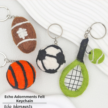 Atslēgu piekariņš no Nepāles vilnas filca – 3D futbols, basketbols un regbi, somas piekariņš no filca (Izcelsme Yiwu; roku darbs; vilna; vasara 2025)