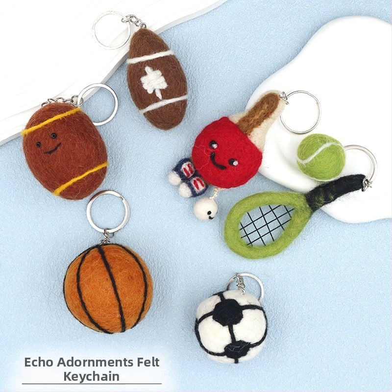 Atslēgu piekariņš no Nepāles vilnas filca – 3D futbols, basketbols un regbi, somas piekariņš no filca (Izcelsme Yiwu; roku darbs; vilna; vasara 2025)