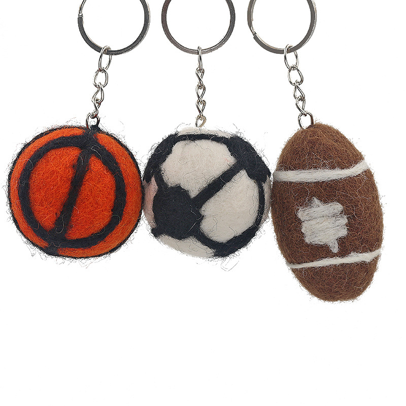 Atslēgu piekariņš no Nepāles vilnas filca – 3D futbols, basketbols un regbi, somas piekariņš no filca (Izcelsme Yiwu; roku darbs; vilna; vasara 2025)