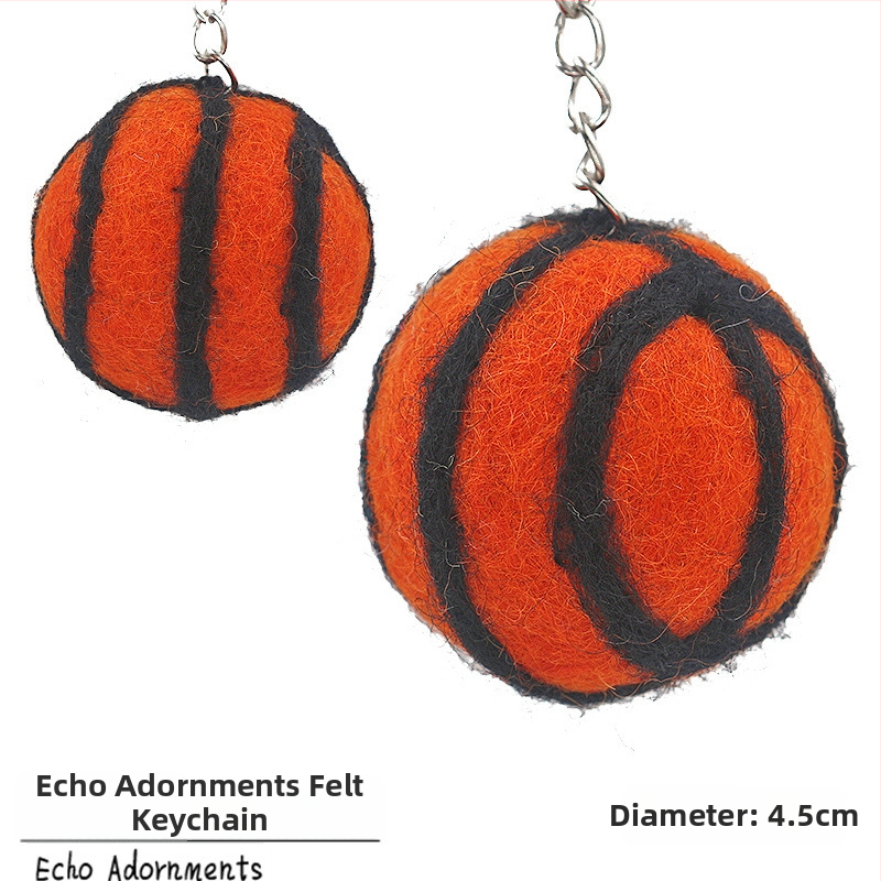 Atslēgu piekariņš no Nepāles vilnas filca – 3D futbols, basketbols un regbi, somas piekariņš no filca (Izcelsme Yiwu; roku darbs; vilna; vasara 2025)