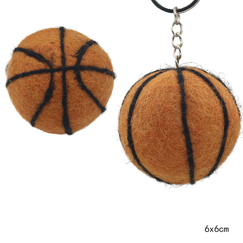 Atslēgu piekariņš no Nepāles vilnas filca – 3D futbols, basketbols un regbi, somas piekariņš no filca (Izcelsme Yiwu; roku darbs; vilna; vasara 2025)