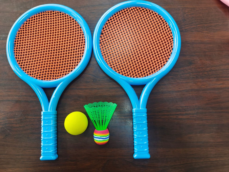 Laste badmintoni ja tennise rakettide komplekt — plastist raam, nailonist nöörid, 95-100 g, lastele 3-12 aastat