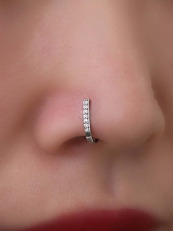 Nosni prsten, U-oblik, mali cvjetno-srcolni detalj, bakar sa cirkonima, elektroplatiniranje, unisex