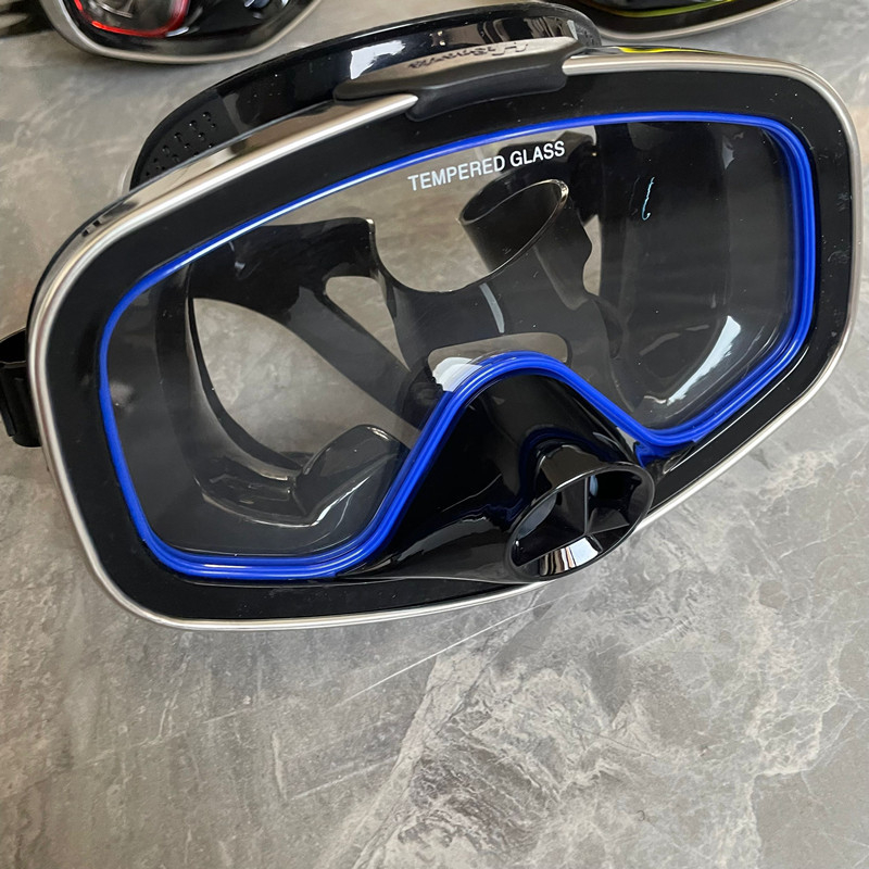 Niršanas maska ar pret miglošanos, augstas skaidrības lēca no kalta stikla, rāmis no 304 nerūsējošā tērauda, smags dizains dziļām niršanām