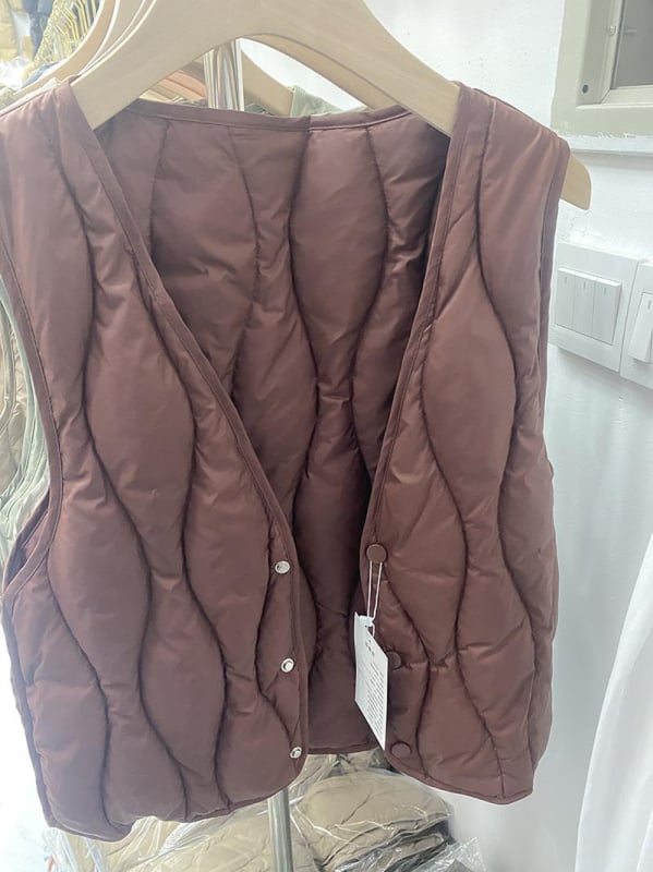 Женска пухена жилетка, тънък силует, пух от бял патешки пух, V-образно деколте, къса дължина, полиестерна тъкан