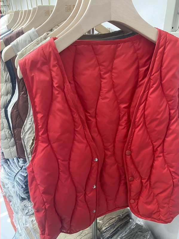 Женска пухена жилетка, тънък силует, пух от бял патешки пух, V-образно деколте, къса дължина, полиестерна тъкан