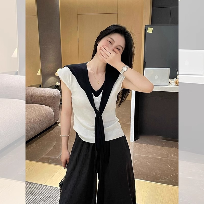 Crni top bez rukava s V-izrezom, pleten od ice silk, uz šal, dvodjelni set
