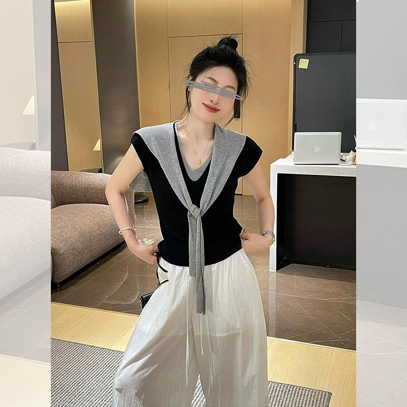 Crni top bez rukava s V-izrezom, pleten od ice silk, uz šal, dvodjelni set
