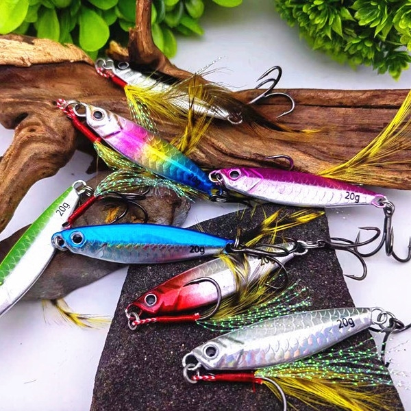 Polako potonući mamac s željeznom pločom, pernim udicama i olovnim teretom za slatkovodni ribolov