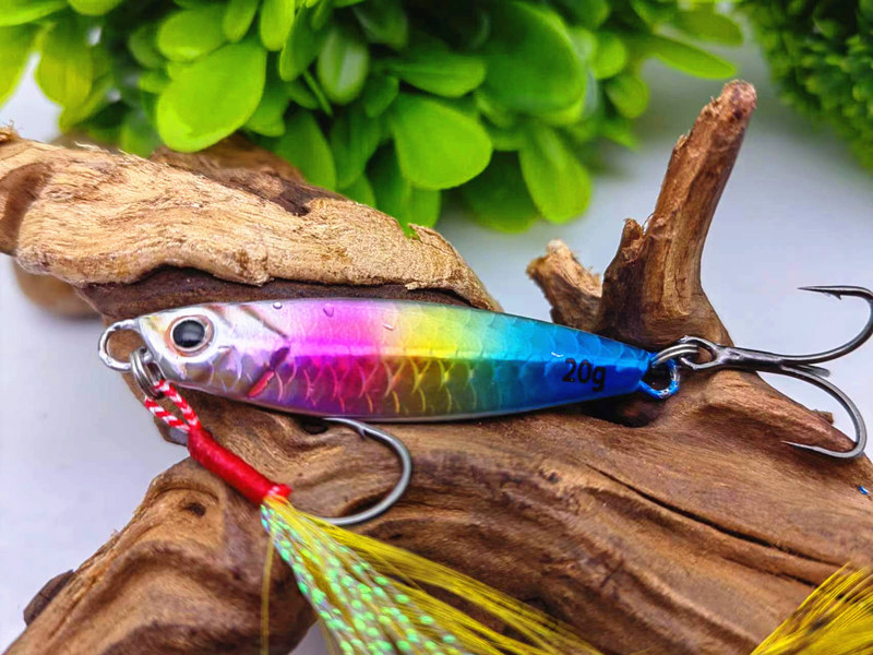 Polako potonući mamac s željeznom pločom, pernim udicama i olovnim teretom za slatkovodni ribolov