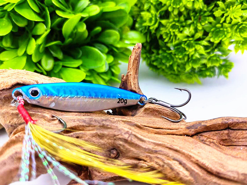 Polako potonući mamac s željeznom pločom, pernim udicama i olovnim teretom za slatkovodni ribolov