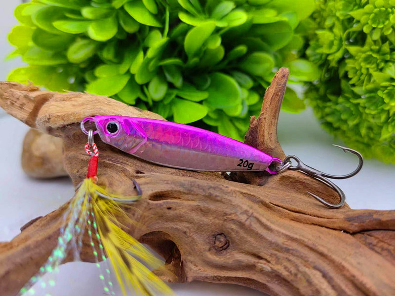 Polako potonući mamac s željeznom pločom, pernim udicama i olovnim teretom za slatkovodni ribolov