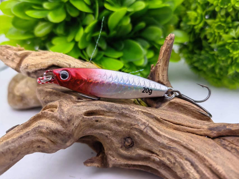 Polako potonući mamac s željeznom pločom, pernim udicama i olovnim teretom za slatkovodni ribolov