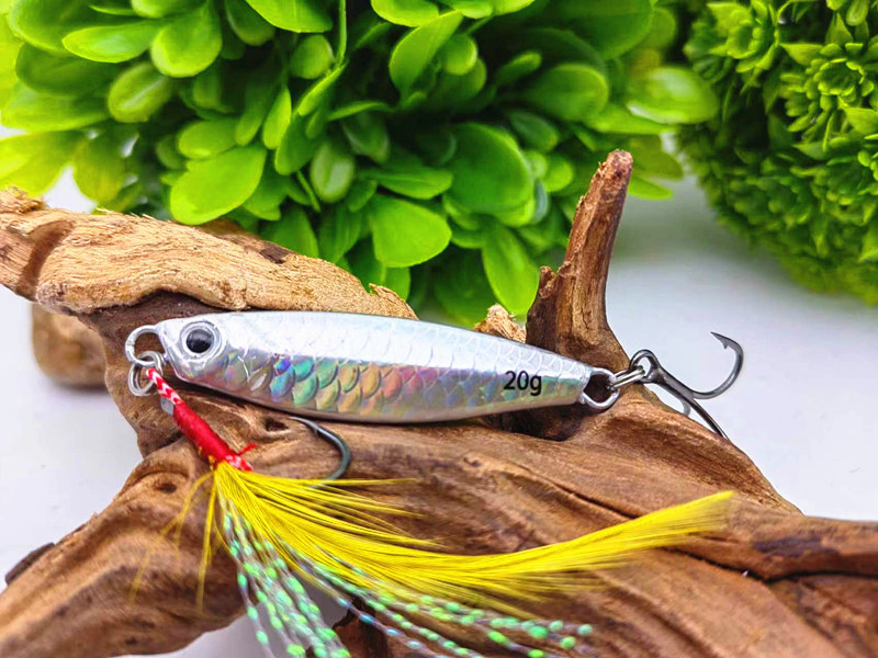 Polako potonući mamac s željeznom pločom, pernim udicama i olovnim teretom za slatkovodni ribolov