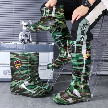 Kamufláž esőcsizma, PVC felsőrész, műanyag talp, belső műszőrmés bélés, középmagasságú