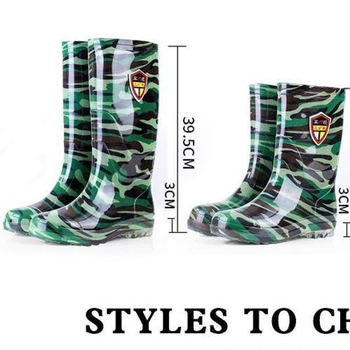 Kamufláž esőcsizma, PVC felsőrész, műanyag talp, belső műszőrmés bélés, középmagasságú