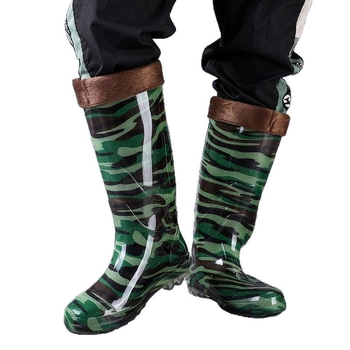 Kamufláž esőcsizma, PVC felsőrész, műanyag talp, belső műszőrmés bélés, középmagasságú