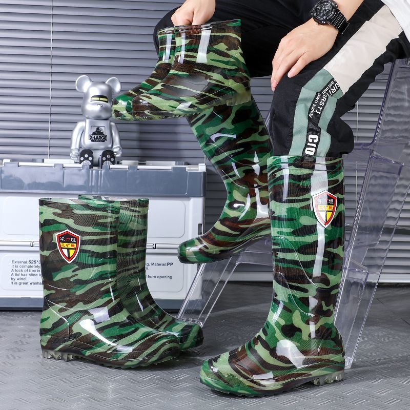 Kamufláž esőcsizma, PVC felsőrész, műanyag talp, belső műszőrmés bélés, középmagasságú