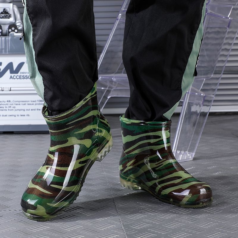 Kamufláž esőcsizma, PVC felsőrész, műanyag talp, belső műszőrmés bélés, középmagasságú