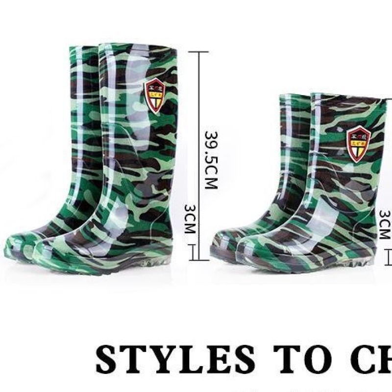 Kamufláž esőcsizma, PVC felsőrész, műanyag talp, belső műszőrmés bélés, középmagasságú