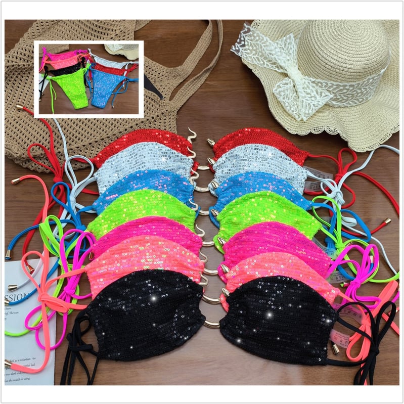 Dvije-dijelni bikini kupaći kostim s hadjim akcentom šljokica; materijal 80% poliester; podstava 80% najlon; težina tkanine 180 g; jastučići za dojke; bez metalne potpore