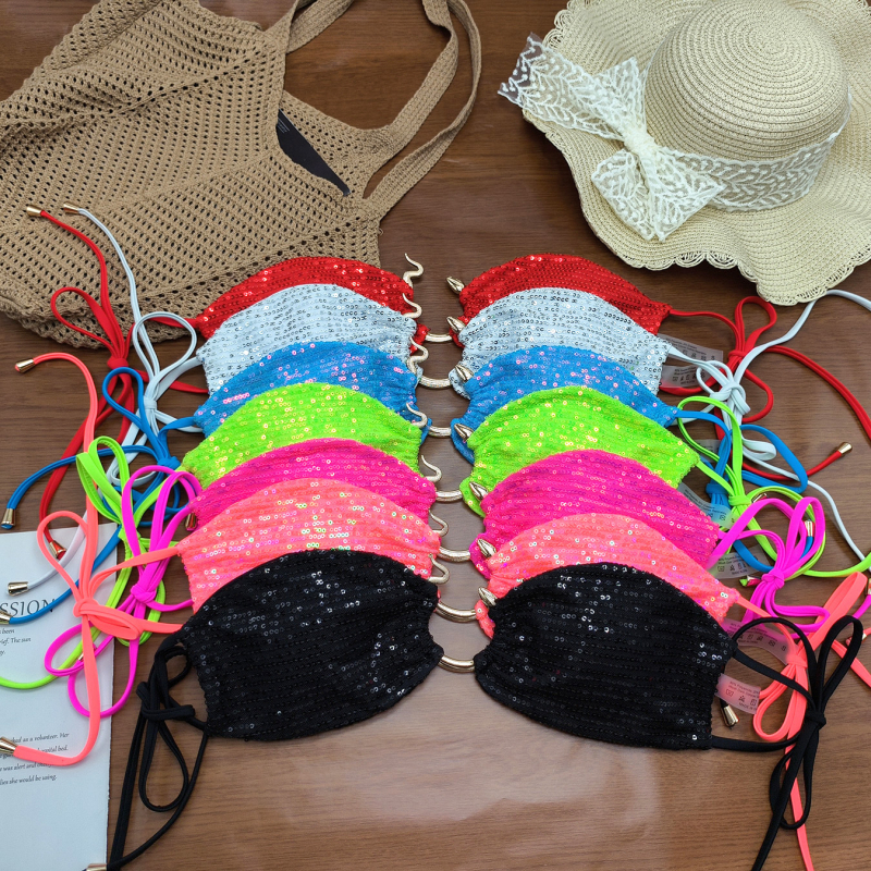 Dvije-dijelni bikini kupaći kostim s hadjim akcentom šljokica; materijal 80% poliester; podstava 80% najlon; težina tkanine 180 g; jastučići za dojke; bez metalne potpore