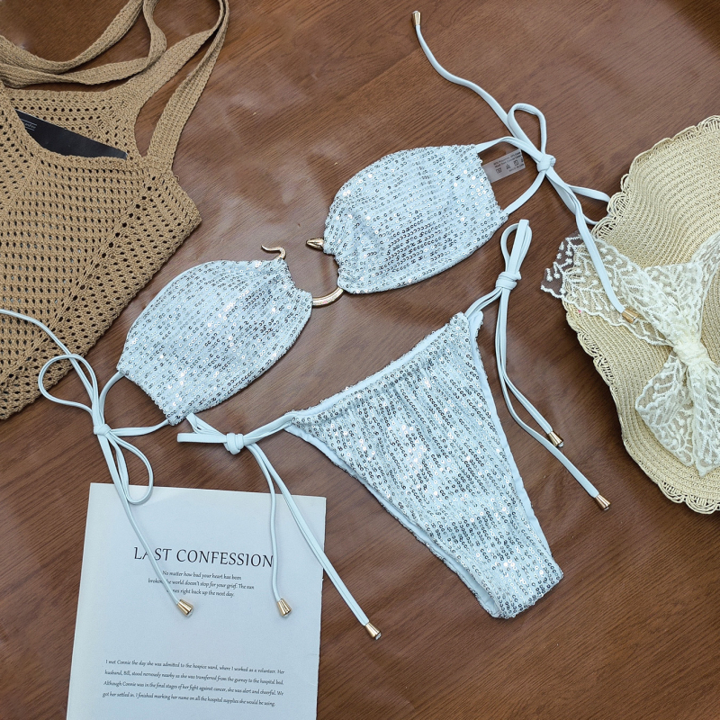 Dvije-dijelni bikini kupaći kostim s hadjim akcentom šljokica; materijal 80% poliester; podstava 80% najlon; težina tkanine 180 g; jastučići za dojke; bez metalne potpore