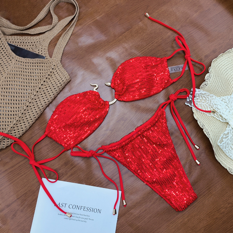 Dvije-dijelni bikini kupaći kostim s hadjim akcentom šljokica; materijal 80% poliester; podstava 80% najlon; težina tkanine 180 g; jastučići za dojke; bez metalne potpore