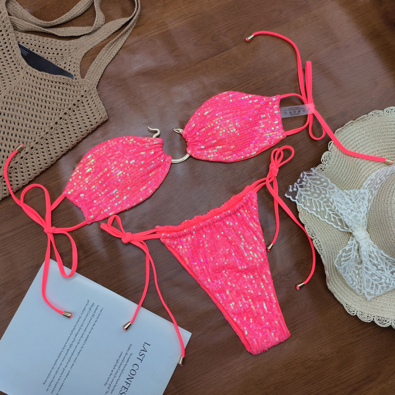 Dvije-dijelni bikini kupaći kostim s hadjim akcentom šljokica; materijal 80% poliester; podstava 80% najlon; težina tkanine 180 g; jastučići za dojke; bez metalne potpore