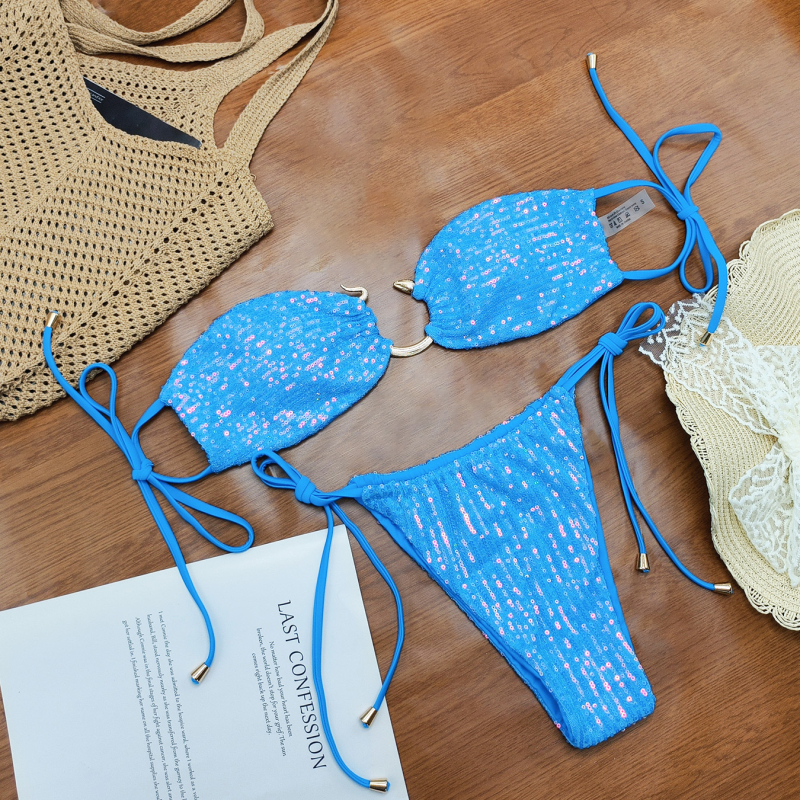 Dvije-dijelni bikini kupaći kostim s hadjim akcentom šljokica; materijal 80% poliester; podstava 80% najlon; težina tkanine 180 g; jastučići za dojke; bez metalne potpore