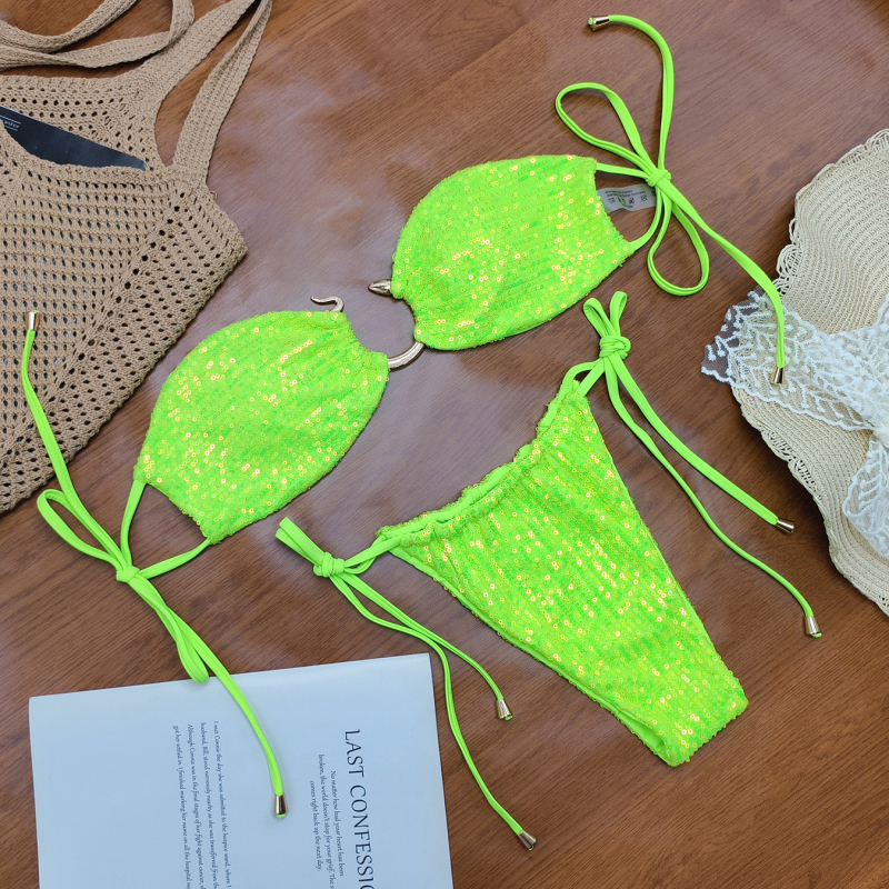Dvije-dijelni bikini kupaći kostim s hadjim akcentom šljokica; materijal 80% poliester; podstava 80% najlon; težina tkanine 180 g; jastučići za dojke; bez metalne potpore