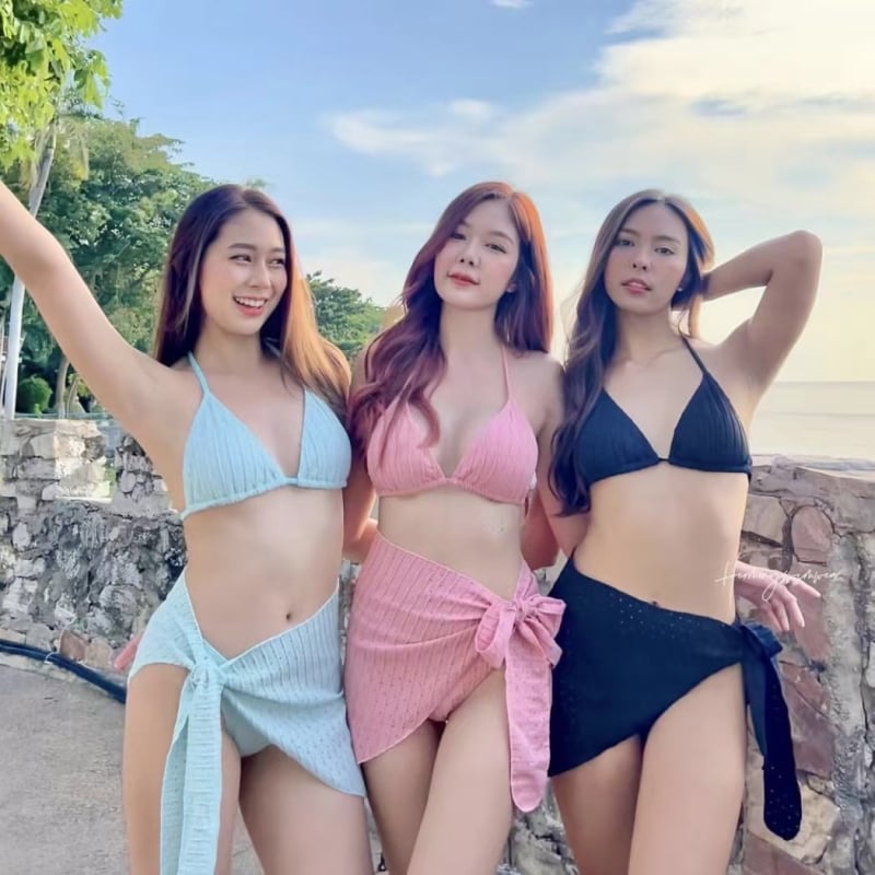 Trīsdaļīgs bikini komplekts ar wrap svārku; neilona audums; iekšējā odre poliestera-spandeksa; krūšu spilventiņi; korejiešu stilā iedvesots sexy-konservatīvs stils; piemērots fitnesam un peldēšanai