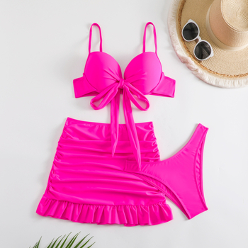 Sieviešu trīsdaļīgs peldkostīms ar svārciņa apakšu un pārklājumu, uzpildīta krūšu daļa, neilons ar elastānu, bez Piedurknēm