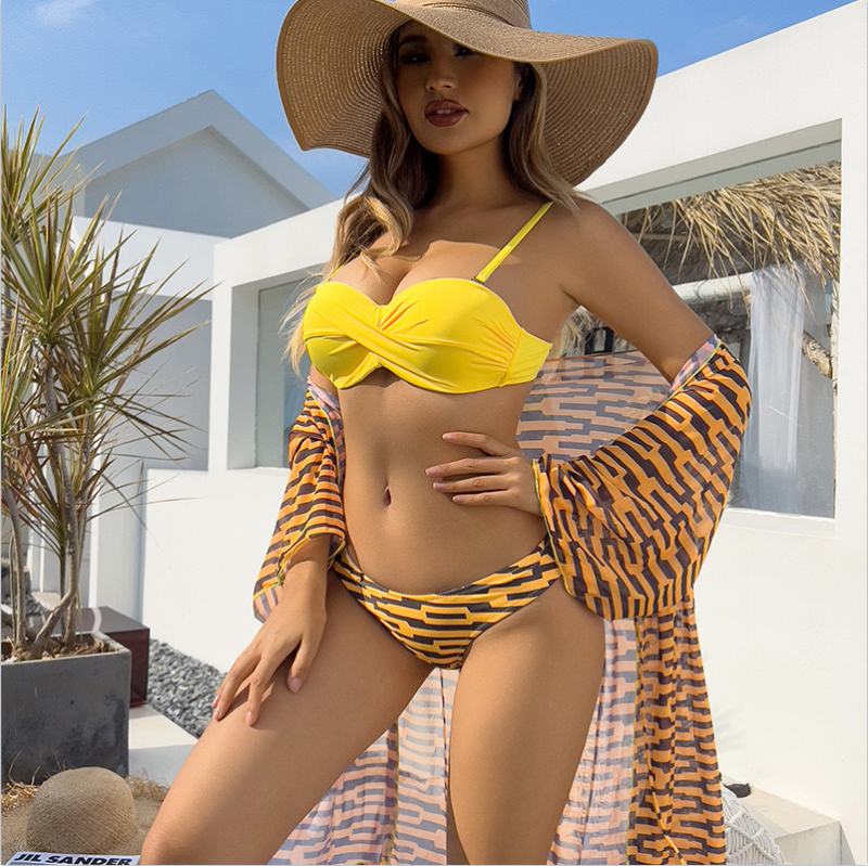 Trīsdaļīgs saules aizsardzības peldkostīms ar garām piedurknēm, drukāts raksts (neilons 85% audums, oderes 15%)