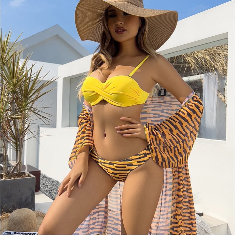 Trīsdaļīgs saules aizsardzības peldkostīms ar garām piedurknēm, drukāts raksts (neilons 85% audums, oderes 15%)