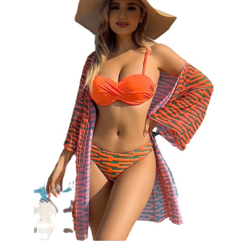 Trīsdaļīgs saules aizsardzības peldkostīms ar garām piedurknēm, drukāts raksts (neilons 85% audums, oderes 15%)