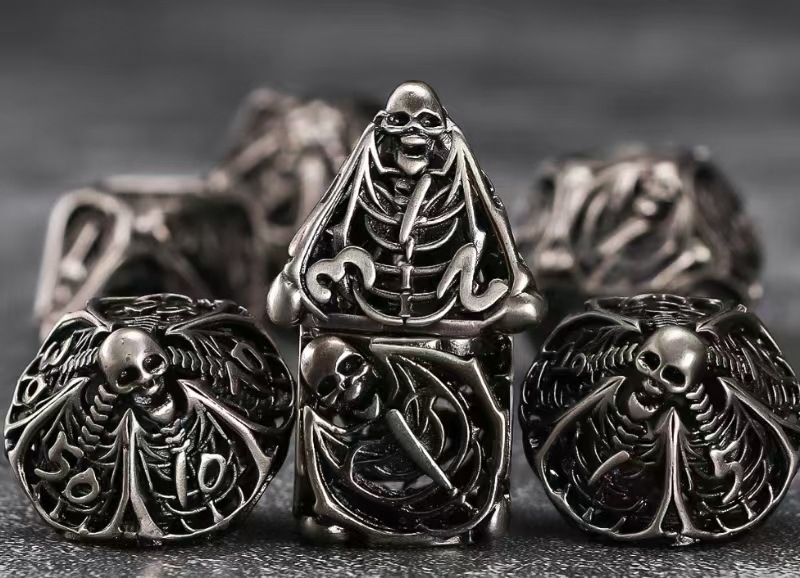 Metalne kocke s šupljim lubanjama - set za D&D i stolne igre, višestrane kocke, kutija 100 komada