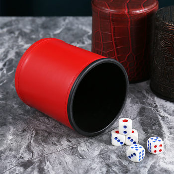 Kožni i PP plastični šejker za kocke – moguć ispis logotipa, zaobljeni kutovi, kutija od 100 komada, pogodno za igre s kockicama i kartama