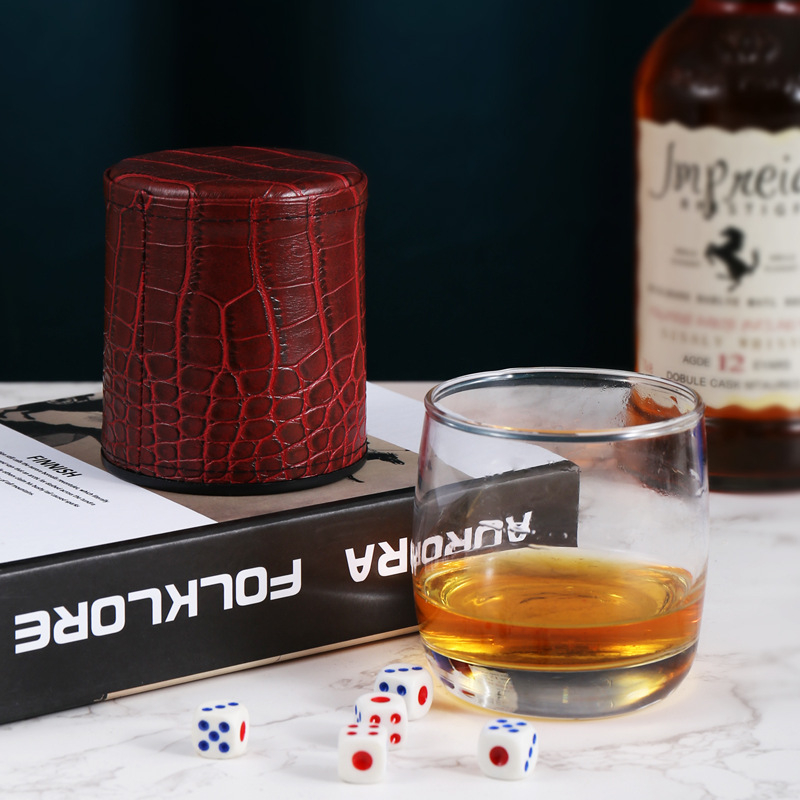 Kožni i PP plastični šejker za kocke – moguć ispis logotipa, zaobljeni kutovi, kutija od 100 komada, pogodno za igre s kockicama i kartama