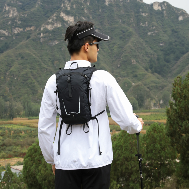 Unisex lauko sportų kuprinė, kompaktiška ir lengva; tinkama dviračiui, alpinizmui ir takų bėgimui; talpa iki 20 L; suderinama su 8 colių nešiojamuoju; poliesterio/Oxford audinys; išlenktos pečių juostos